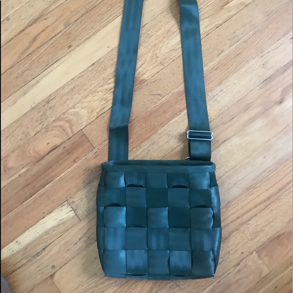 Harvey’s seat belt purse cross body army green